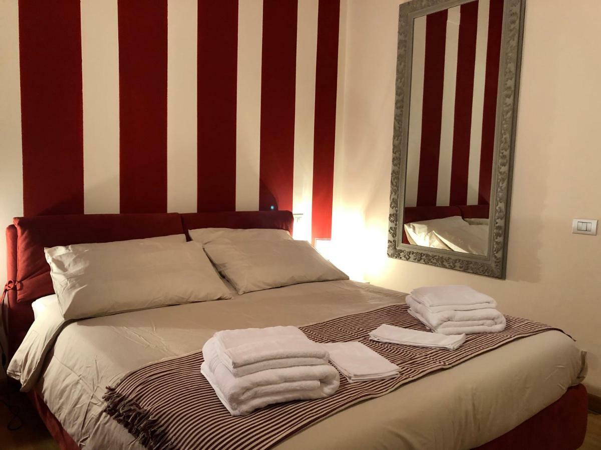 La Via Degli Artisti Apartment อาโรนา ภายนอก รูปภาพ