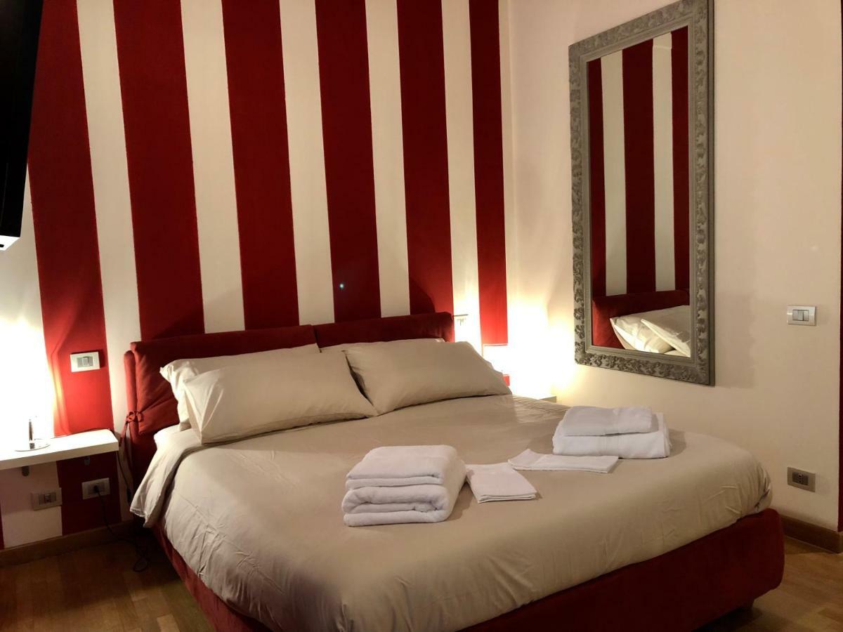 La Via Degli Artisti Apartment อาโรนา ภายนอก รูปภาพ