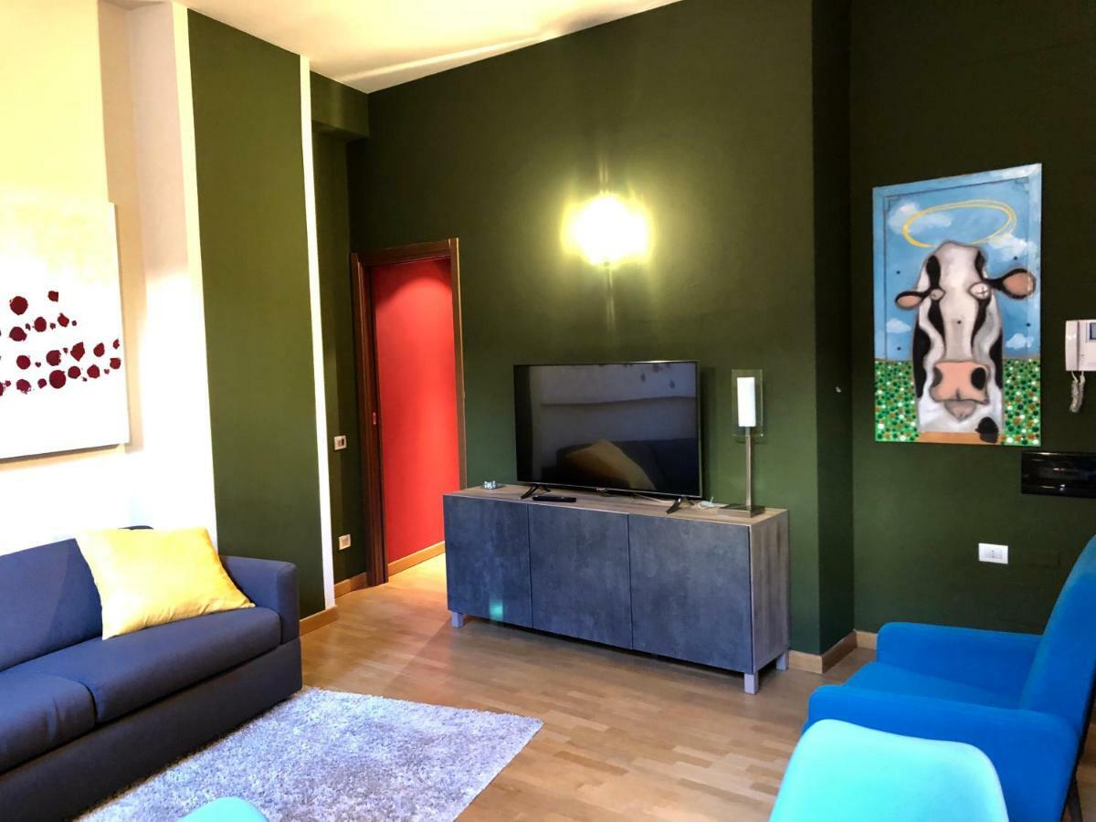 La Via Degli Artisti Apartment อาโรนา ภายนอก รูปภาพ